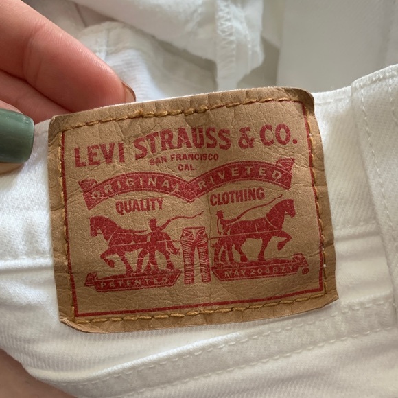 Levi's Distressed Boyfriend - Picture 3 of 8